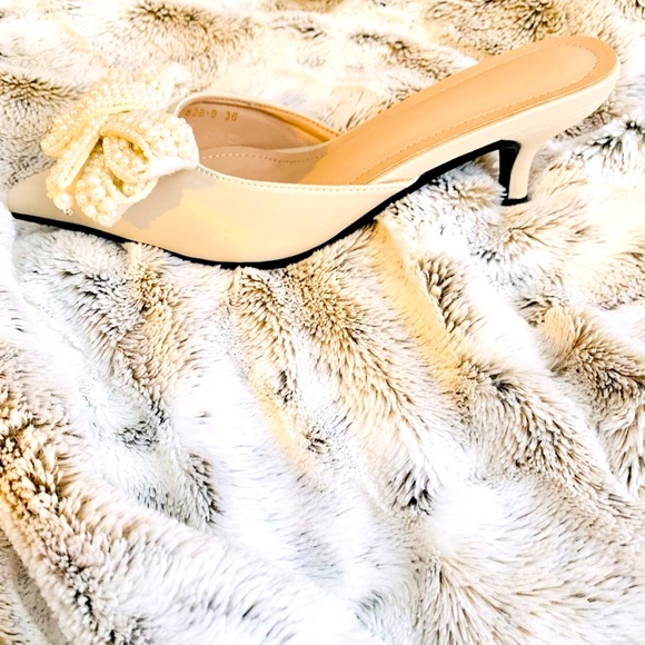 LUXE NWOT GORGEOUS PEARL DETAIL DESIGNER ACCENT POINT TOE MULES KITTEN HEEL - Picture 7 of 8